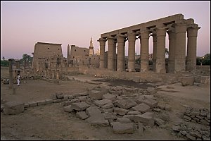 Colonnade (r) and pylons with the mosque in between.