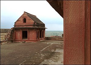 Carving like this is seen all over Fatehpur Sikri.